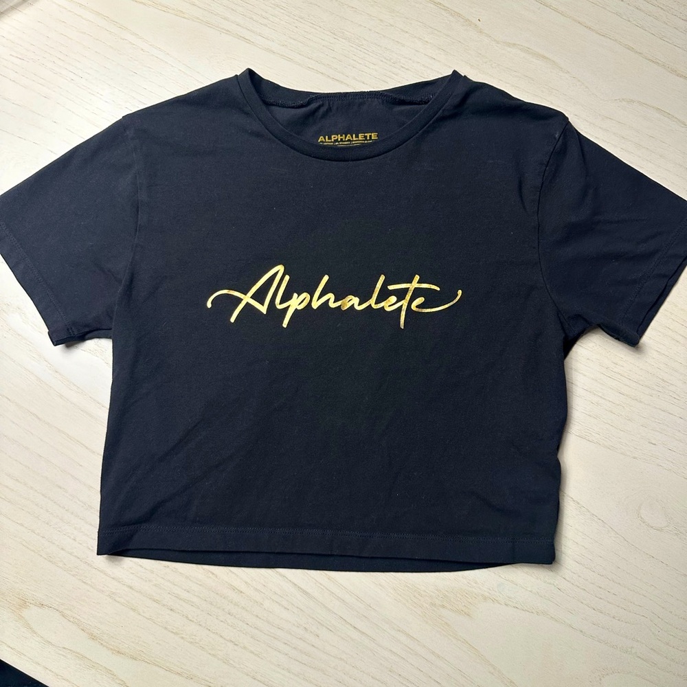 ALPHALETE cropped lifestyle fit top black
